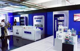 Stand de Unilever Profesional, donde profesionales expresaron su interés por las soluciones de limpieza que brinda la empresa.