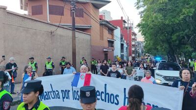La Marcha por los Derechos Humanos se realizó este miércoles en Asunción, con concentración desde las 18:00 en la Plaza Italia.