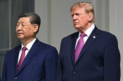 (De izq. a der.) El presidente de China, Xi Jinping, y el presidente de Estados Unidos, Donald Trump, permanecen en el balcón de la Sala Azul de la Casa Blanca para presenciar una exhibición del Pelotón de Ejercicios Silenciosos del Cuerpo de Marines de EE. UU., en Washington D. C., el 24 de septiembre de 2026. El presidente Xi realiza una visita de Estado a Estados Unidos del 23 al 25 de septiembre. (Foto de SAUL LOEB / AFP)