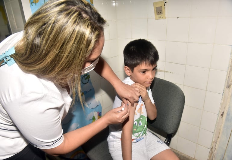 Un niños recibe una vacuna en el Hospital General Barrio Obrero.