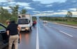 Agentes de la Policía de Cordillera en el lugar donde quedó el furgón al servicio de Laboratorios Indufar, asaltado por piratas del asfalto.