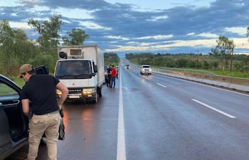 Agentes de la Policía de Cordillera en el lugar donde quedó el furgón al servicio de Laboratorios Indufar, asaltado por piratas del asfalto.