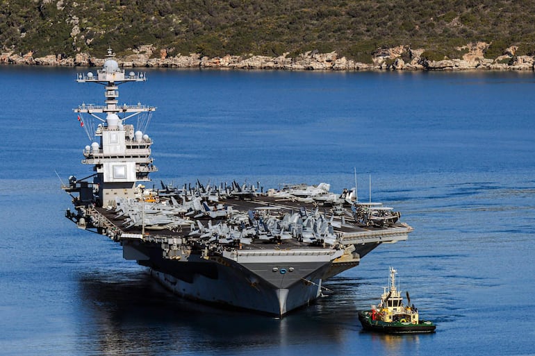 El portaaviones USS Gerald R. Ford de la Armada estadounidense zarpa de la bahía de Souda, en la isla de Creta.