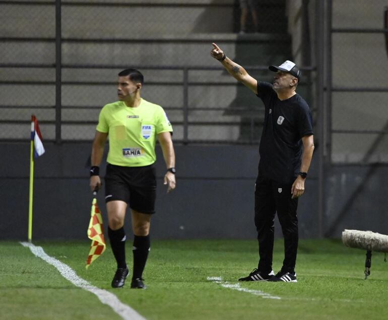 El brasileño Vinicius Eutrópio (d), entrenador de Tacuary, realiza indicaciones en el partido frente a Sol de América por la octava fecha del torneo Apertura 2024 del fútbol paraguayo en el estadio Arsenio Erico, en Asunción.