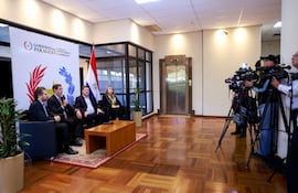 Los exministros de Industria y Comercio Luis Castiglioni (también ex vicepresidente de la República), Javier Giménez (actual jefe de Gabinete) y Liz Cramer acompañan al ministro de Industria y Comercio, Marco Riquelme, durante la conferencia de prensa.
