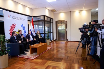 Los exministros de Industria y Comercio Luis Castiglioni (también ex vicepresidente de la República), Javier Giménez (actual jefe de Gabinete) y Liz Cramer acompañan al ministro de Industria y Comercio, Marco Riquelme, durante la conferencia de prensa.