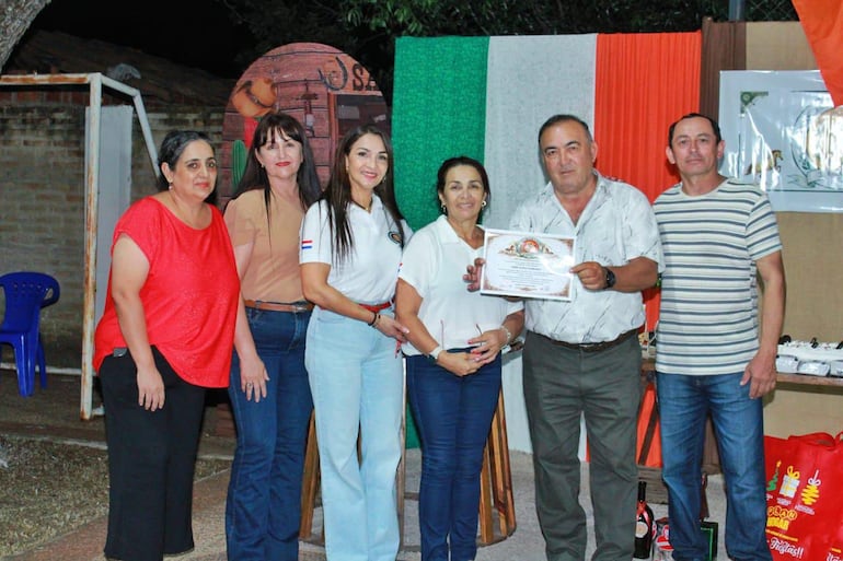 El profesor Trifilo Zalazar y Mirta Vera fueron parte del Reconocimiento a laureleños por el mundo.