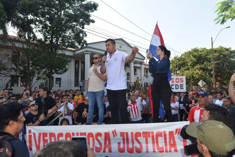 El intendente de Ciudad del Este, Miguel Prieto, durante la manifestación. 
