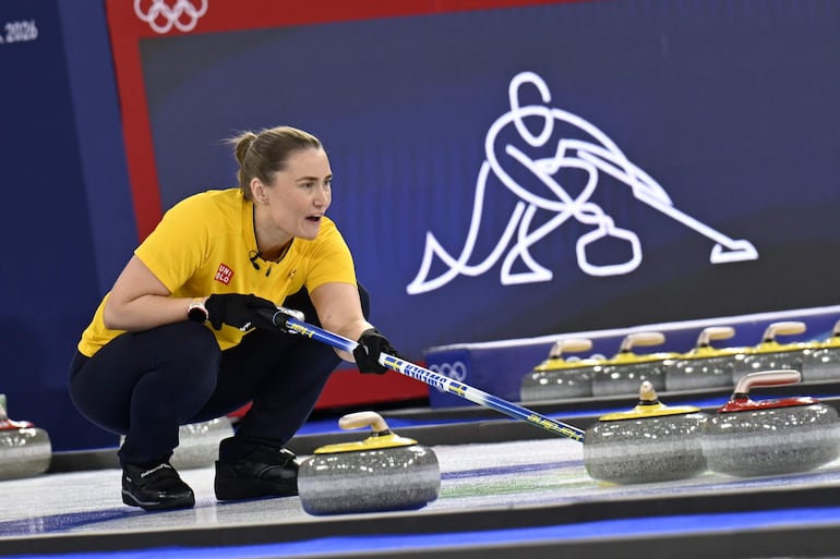 Sara McManus, de Suecia, compite en el partido semifinal de curling femenino entre Canadá y Suecia en los Juegos Olímpicos de Invierno Milano Cortina 2026 Winter Olympics, en Cortina d'Ampezzo, Italia, el 20 de febrero de 2026.