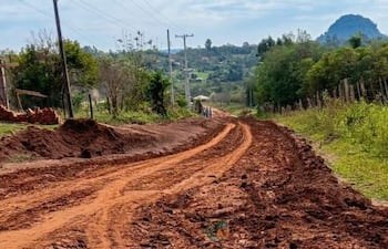 Reclaman inicio de empedrado prometido para Yvytycorá tras siete meses de espera y camino en pésimo estado.