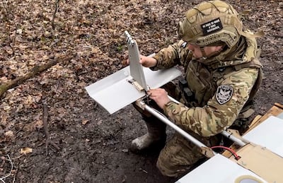 Un soldado ruso ensambla un dron en el campo de batalla en Ucrania.