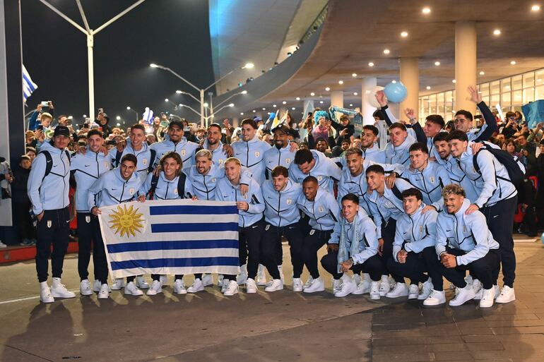 Jugadores de Uruguay posan durante la despedida a la selección en el Aeropuerto de Carrasco en Montevideo (Uruguay). 