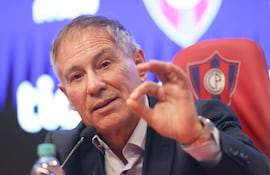 El nuevo director técnico del Club Cerro Porteño, Ariel Holan, habla en una conferencia de prensa este miércoles en Asunción (Paraguay).