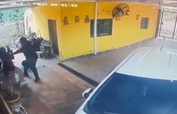 En la captura de pantalla del circuito cerrado se puede observar a un hombre que ingresar con un cuchillo en mano para atacar a su esposa de la que está separada hace tres meses.
