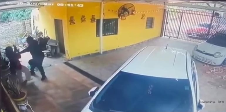 Intento de Feminicidio: atacó a su esposa con cuchillos e hirió a hija Intento de Feminicidio: atacó a su esposa con cuchillos e hirió a hija