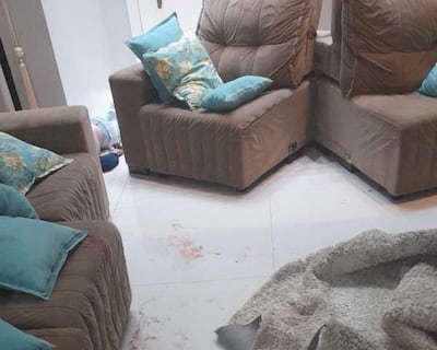 Ambiente doméstico con muebles y decoración, espacio que sugiere la vida cotidiana de la pareja.