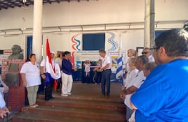 Ex alumnos y la directora de la escuela Uruguay, Celia Ayala cortan la cinta para dar inicio a la renovación de la instalación eléctrica del local.