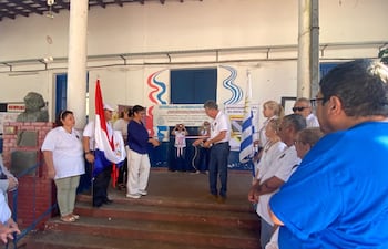 Ex alumnos y la directora de la escuela Uruguay, Celia Ayala cortan la cinta para dar inicio a la renovación de la instalación eléctrica del local.