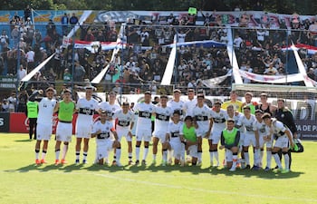Los jugadores de Olimpia posan con la hinchada de fondo, tras el triunfo ante Recoleta FC, en el marco de la penúltima fecha del torneo Apertura 2026.