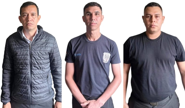 Tres hombres, González en chaqueta negra, Galeano y Cristaldo en camisetas negras, miran serios hacia la cámara en un ambiente formal.