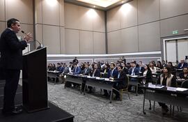 Isaac Godoy, miembro del directorio de la AFD, presentó las propuestas de financiamiento ante instituciones financieras.