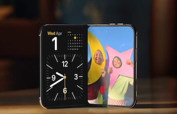 Asistentes felices interactúan con el iPhone Duo, teléfono plegable de Apple, en un entorno luminoso y festivo.