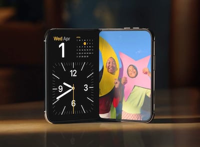 Asistentes felices interactúan con el iPhone Duo, teléfono plegable de Apple, en un entorno luminoso y festivo.