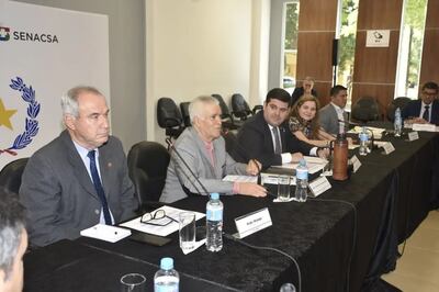 El presidente del OMSA; Dr. Hugo Idoyaga; el embajador de México,Juan Manuel Nungaray, el titular del Senacsa, Dr. José Carlos Martin; la viceministra de Relaciones Económicas de la Cancillería, Patricia Fruto, entre otros.