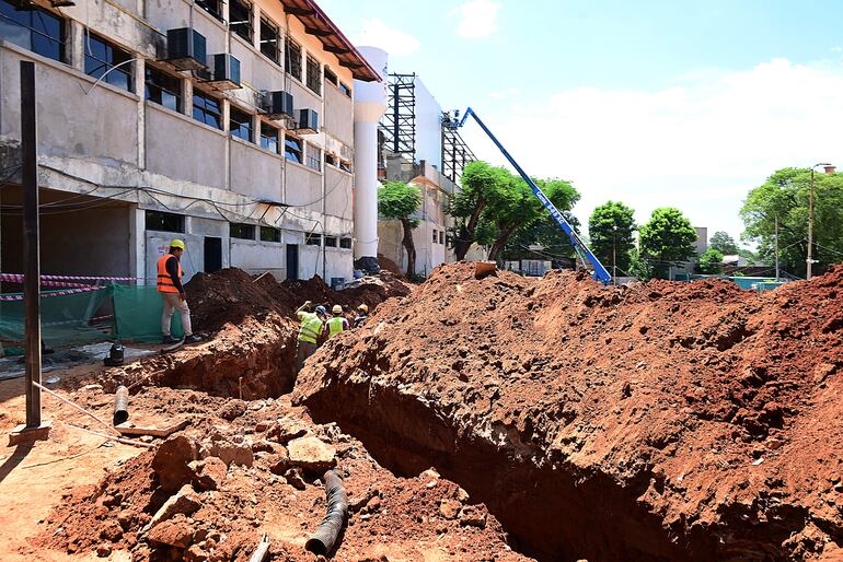 Obreros en el Colegio Nacional de la Capital (CNC).