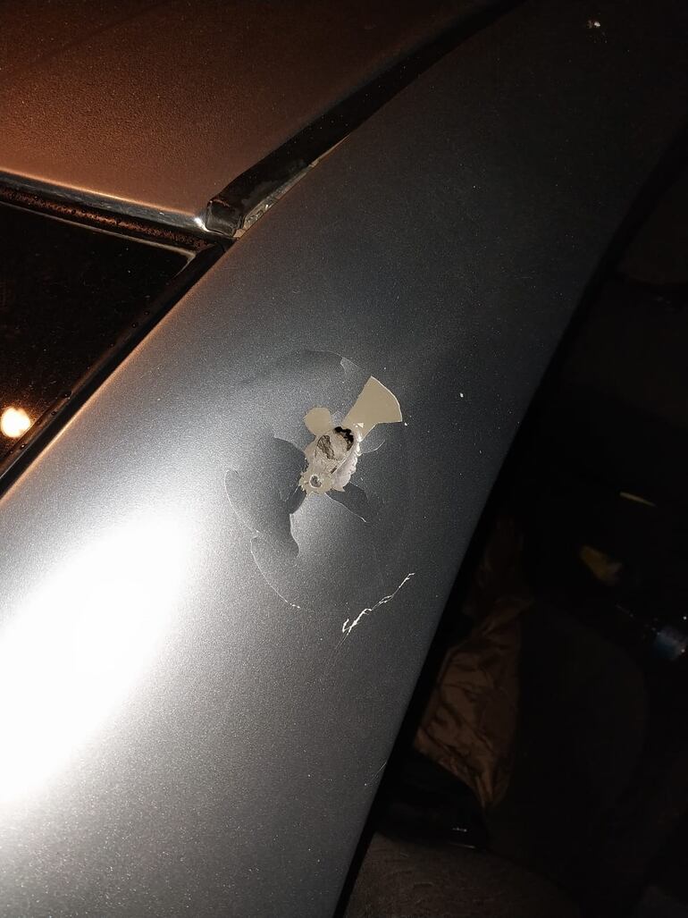 Auto del presidente de la Junta Municipal de Coronel Bogado Itapúa Rodrigo Miguel Gómez Silva con impactos de bala.