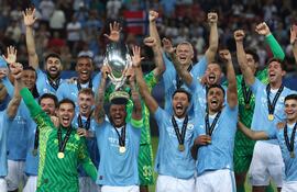 Los jugadores del Manchester City celebran con el trofeo después de ganar el partido de fútbol de la Supercopa de la UEFA entre el Manchester City y el Sevilla FC en el estadio Karaiskakis en El Pireo, Grecia, el 16 de agosto de 2023.