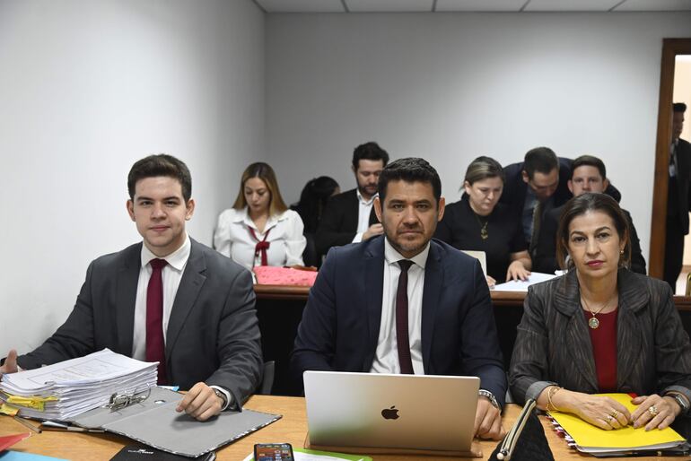 Fiscales Marlene González (der.) y Hernán Galeano; atrás charlan los abogados querellantes Rosana Figueredo y Fabián Ramírez.