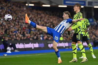 El paraguayo Julio Enciso (i), futbolista del Brighton, pelea por el balón en un partido frente al Arsenal por la Premier League de Inglaterra.