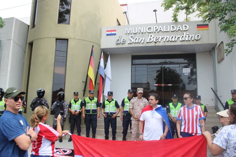 Más de 40 pobladores de San Bernardino se concentraron frente a la Municipalidad el sábado 7 de marzo para reclamar soluciones.