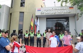 Más de 40 pobladores de San Bernardino se concentraron frente a la Municipalidad el sábado 7 de marzo para reclamar soluciones.