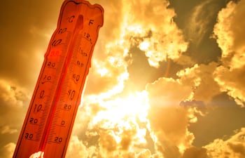 Termómetro muestra altas temperaturas contra el cielo