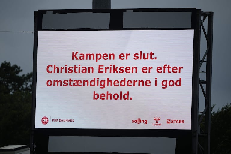 Un cartel reza "El partido ha terminado. Christian Eriksen se encuentra en buenas condiciones dadas las circunstancias" después de que el partido amistoso internacional de fútbol entre Dinamarca y Ucrania se diera por finalizado antes de tiempo en el Estadio de Odense, en Odense, Dinamarca.
