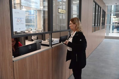 La agente fiscala Teresa Sosa Laconich, se constituye en el edificio del Puerto del MEC, con un equipo para peritar el sistema informático de registro de títulos.