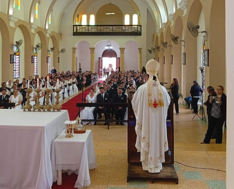 53 parejas celebraron casamiento comunitario en Villarrica.