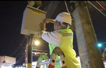 Siguen instalando semáforos inteligentes, y continúan también las quejas.