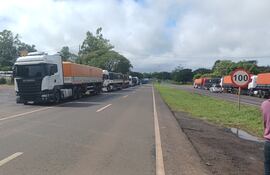 Camioneros intensifican protesta en Caaguazú por el reajuste del flete.