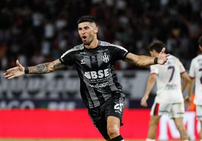 Brazos abiertos del paraguayo José Ignacio Florentín Bobadilla (29 años), autor del agónico gol para la victoria y clasificación de Central Córdoba de Santiago del Estero contra San Lorenzo de Almagro.