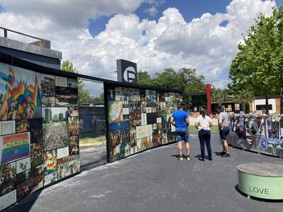 Imagen referencial. Personas observan una instalación de fotos para honrar a las 49 víctimas de la masacre ocurrida en el lugar donde estuvo el club nocturno Pulse, el 01 de mayo de 2022 en Orlando, Florida (EE.UU.)