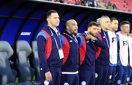 El entrenador de Paraguay, Antolín Alcaraz (i) forma este miércoles, previo a un partido de octavos de final de la Copa Mundial Sub-20 entre Paraguay y Noruega en el estadio Fiscal de Talca, en Talca (Chile).