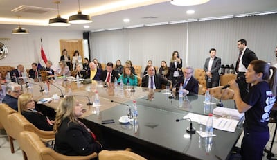 Rossana González de pie con micrófono, rodeada de senadores observan atentamente a la dirigente social.