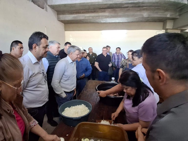 El ministro de la SEN, Arsenio Zárate, visito Ayolas para verificar la situación las familias afectadas por la crecida del río Paraná.