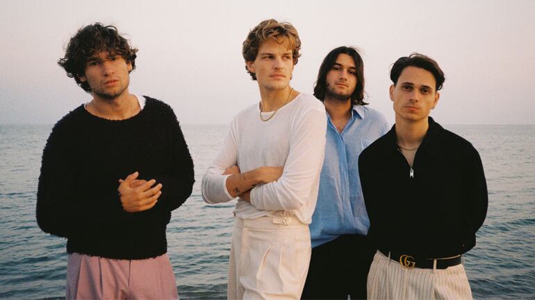 Jeremías junto a sus compañeros de banda.