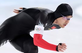 Luego de colgarse dos medallas de bronce, el chino Zhongyan Ning se alzó no solo con la medalla de oro, sino además del récord en los 1.500 metros de patinaje de velocidad en las Olimpiadas de Invierno. EFE