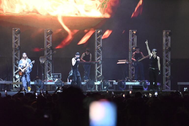 Trueno subió al escenario del festival Asunciónico 2024.