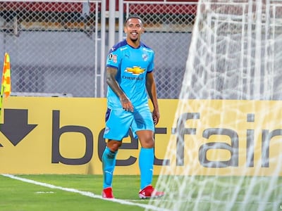 Francisco da Costa, jugador de Bolívar, celebra un gol.